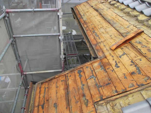 稲美町の老朽化が激しい野地板